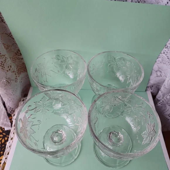 SET OF 4 PRINCESS HOUSE FANTASIA FOOTED DESSERT/SHERBET BOWLS POINSETTIA PATTERN - Picture 2 of 15